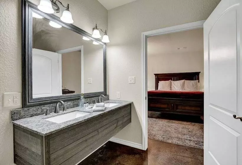 Cozi Cottage With Hot Tub!   2 Min To Wineries!