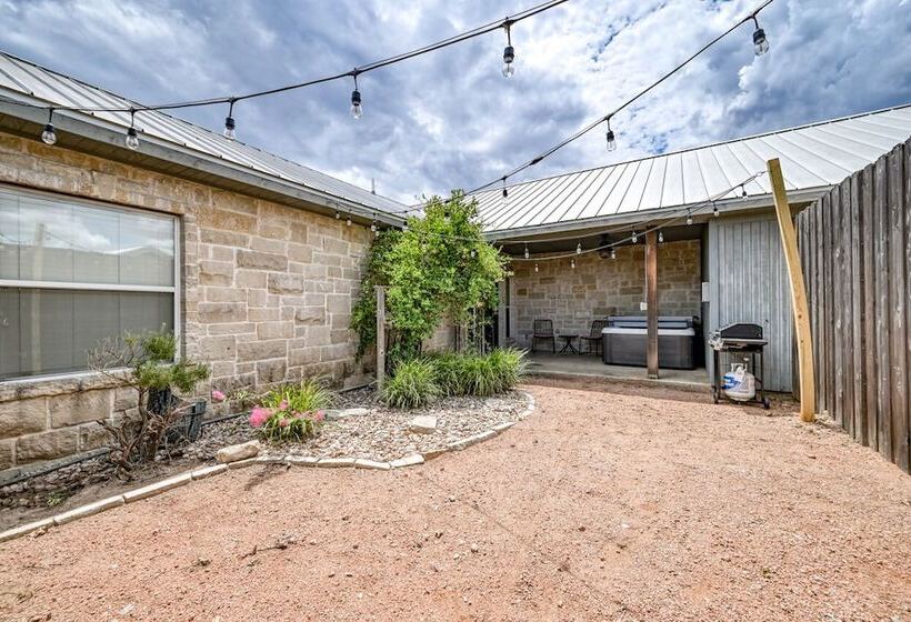 Cozi Cottage With Hot Tub!   2 Min To Wineries!