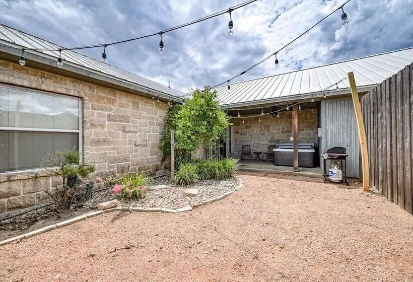 Cozi Cottage With Hot Tub!   2 Min To Wineries!