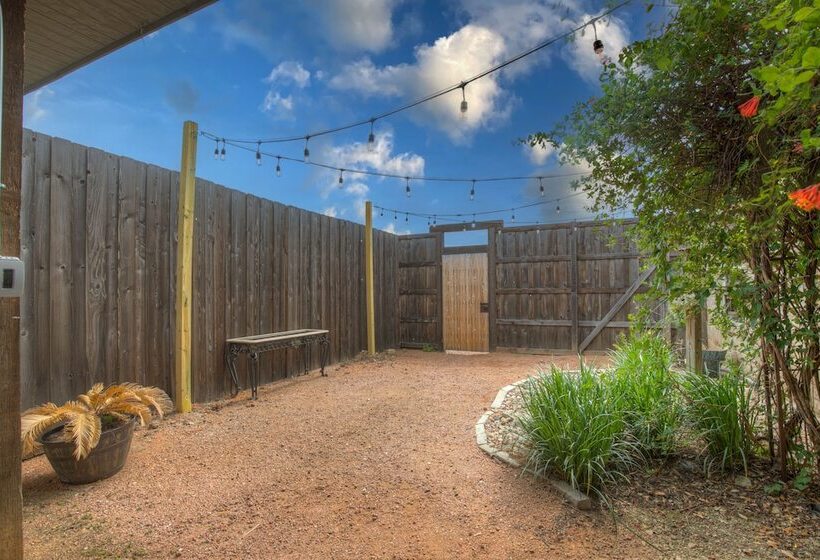 Cozi Cottage With Hot Tub!   2 Min To Wineries!