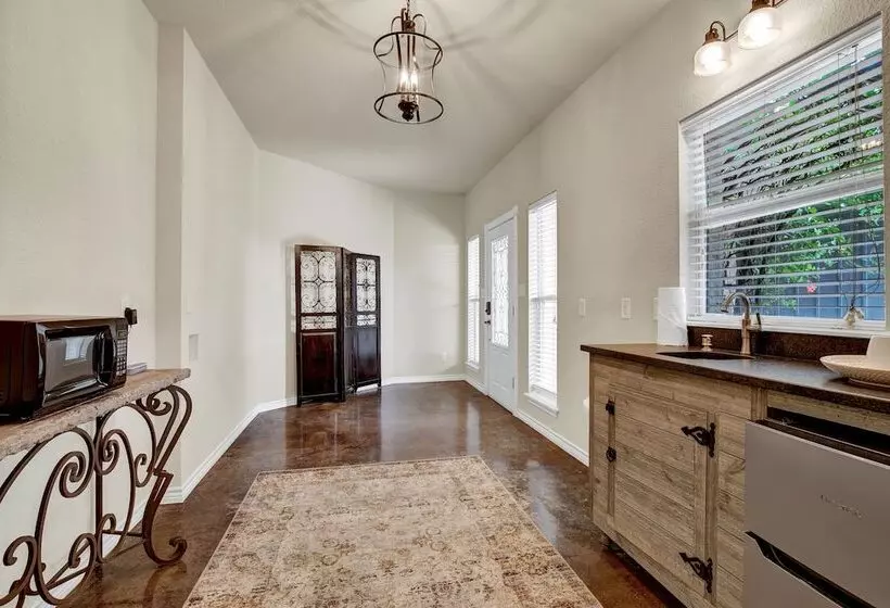 Cozi Cottage With Hot Tub!   2 Min To Wineries!