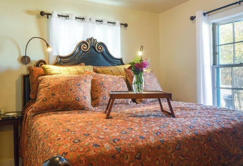 Cozy Adobe Casita: 1 Mile To Santa Fe Plaza!
