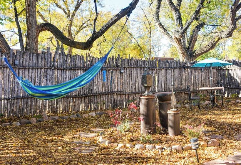Cozy Adobe Casita: 1 Mile To Santa Fe Plaza!