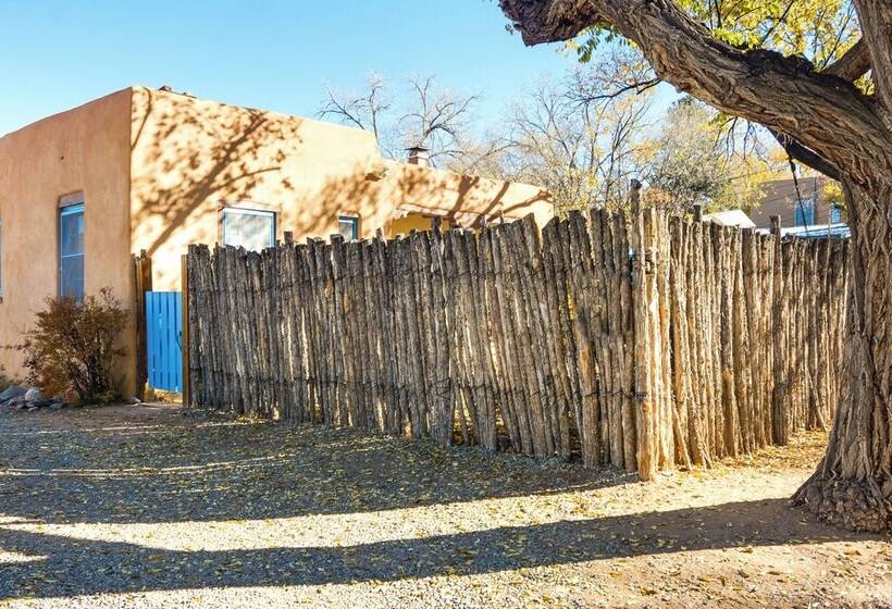 Cozy Adobe Casita: 1 Mile To Santa Fe Plaza!