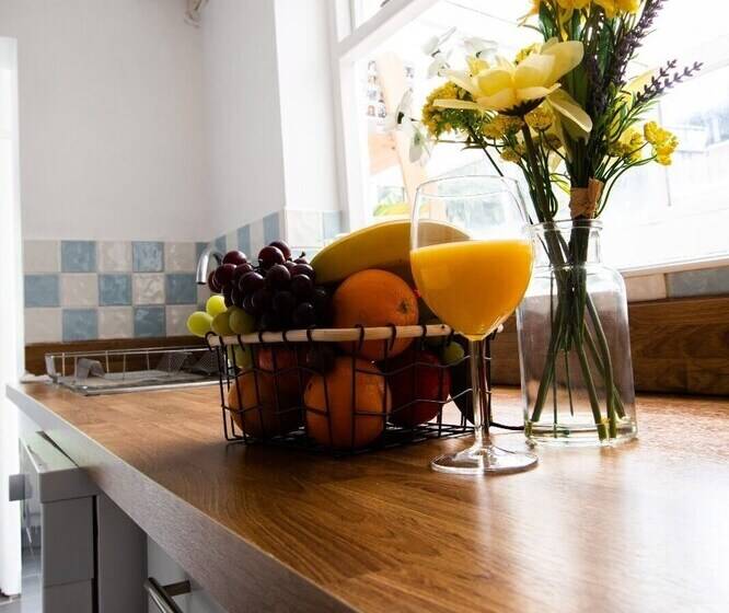 Gorgeous 3 Bedroom Cottage By The River In Reading