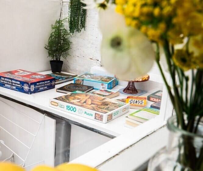 Gorgeous 3 Bedroom Cottage By The River In Reading