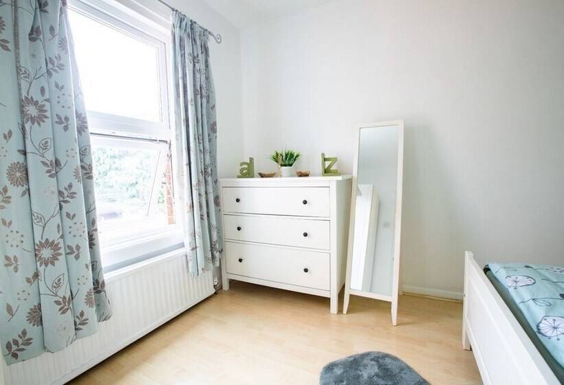 Gorgeous 3 Bedroom Cottage By The River In Reading