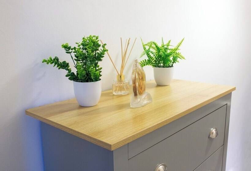 Gorgeous 3 Bedroom Cottage By The River In Reading