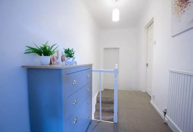 Gorgeous 3 Bedroom Cottage By The River In Reading