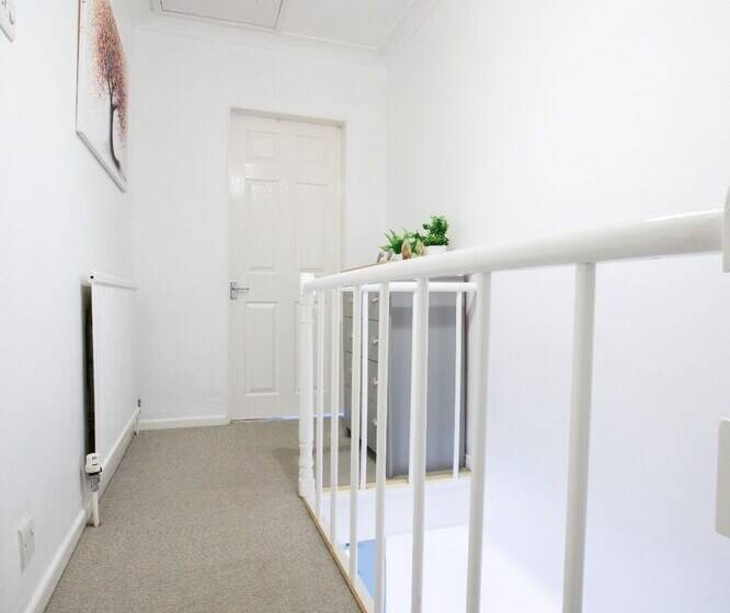 Gorgeous 3 Bedroom Cottage By The River In Reading