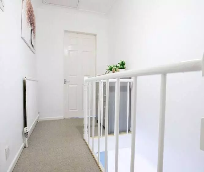 Gorgeous 3 Bedroom Cottage By The River In Reading