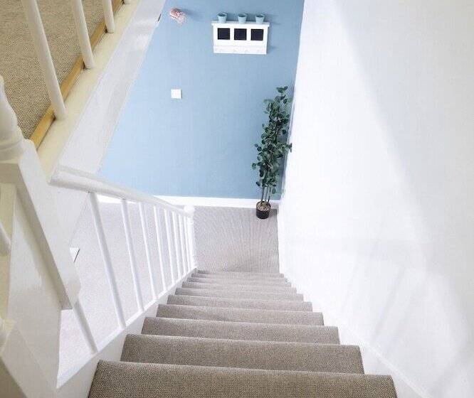 Gorgeous 3 Bedroom Cottage By The River In Reading