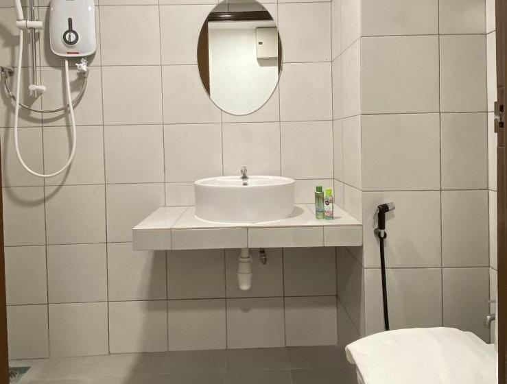 هتل Cafe & Capital O 90756 Cara Hulu