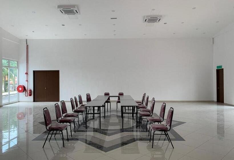 هتل Cafe & Capital O 90756 Cara Hulu