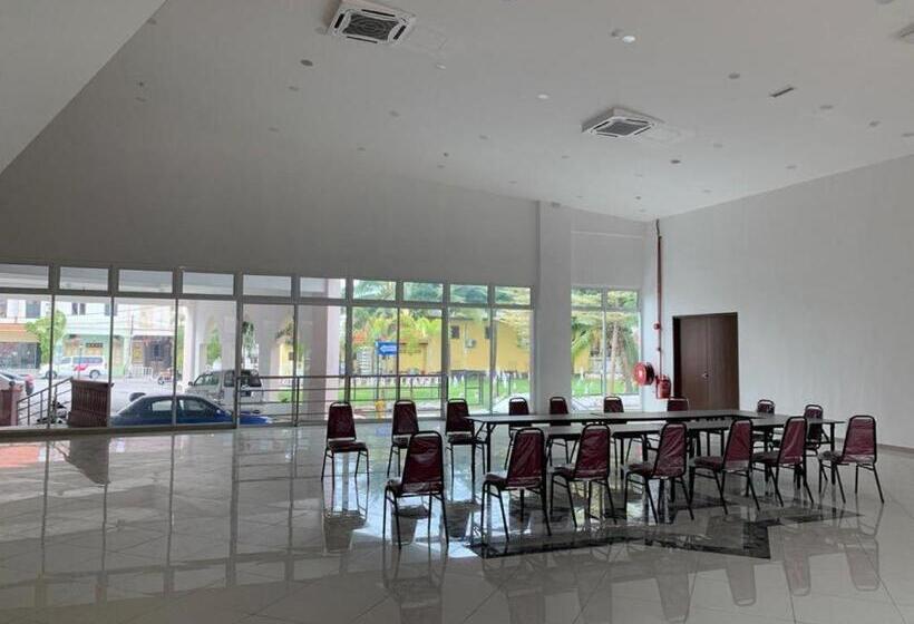 هتل Cafe & Capital O 90756 Cara Hulu