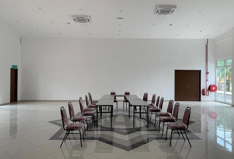 هتل Cafe & Capital O 90756 Cara Hulu