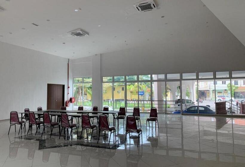 هتل Cafe & Capital O 90756 Cara Hulu