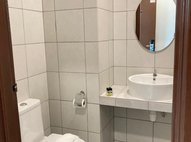 هتل Cafe & Capital O 90756 Cara Hulu