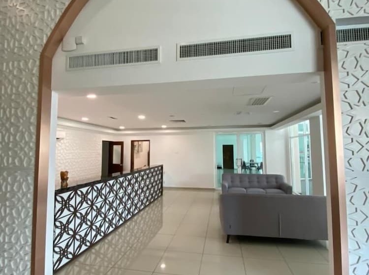 هتل Cafe & Capital O 90756 Cara Hulu