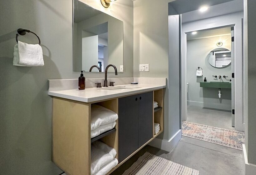 ホテル Madbush Falls