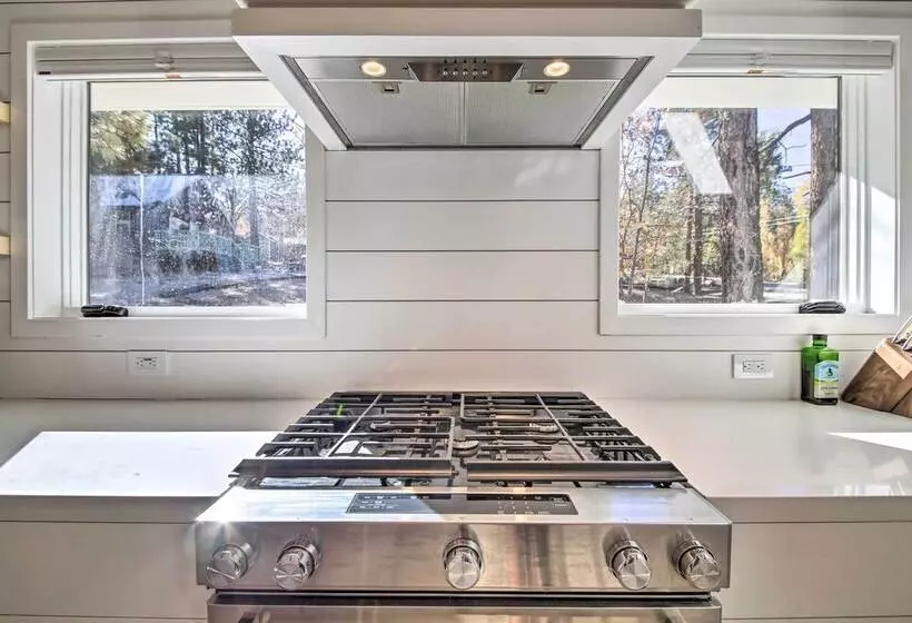 Half Mi To Big Bear Lake: Modern Home W/ Deck