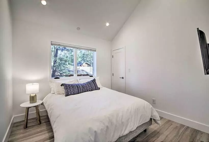 Half Mi To Big Bear Lake: Modern Home W/ Deck