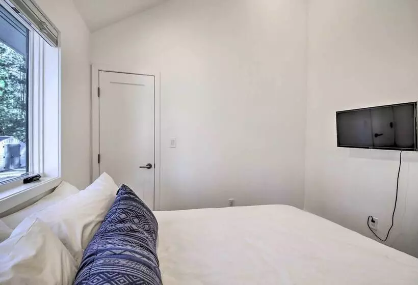 Half Mi To Big Bear Lake: Modern Home W/ Deck