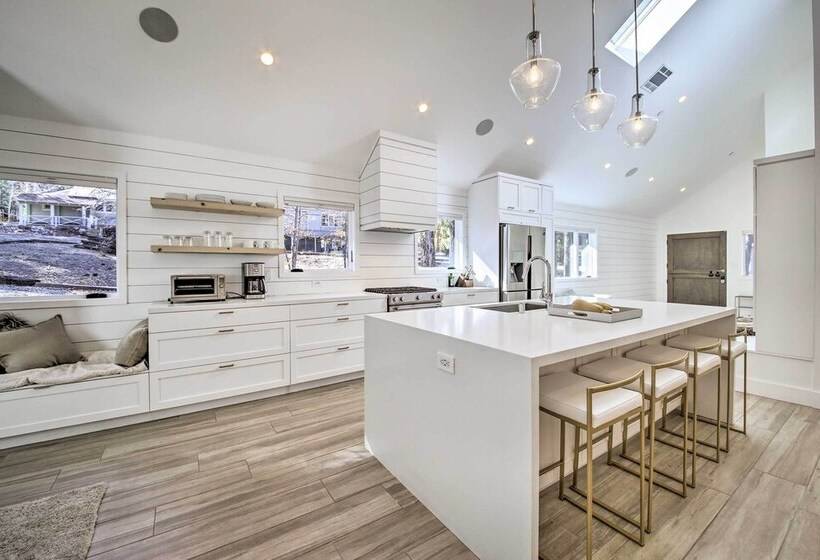 Half Mi To Big Bear Lake: Modern Home W/ Deck