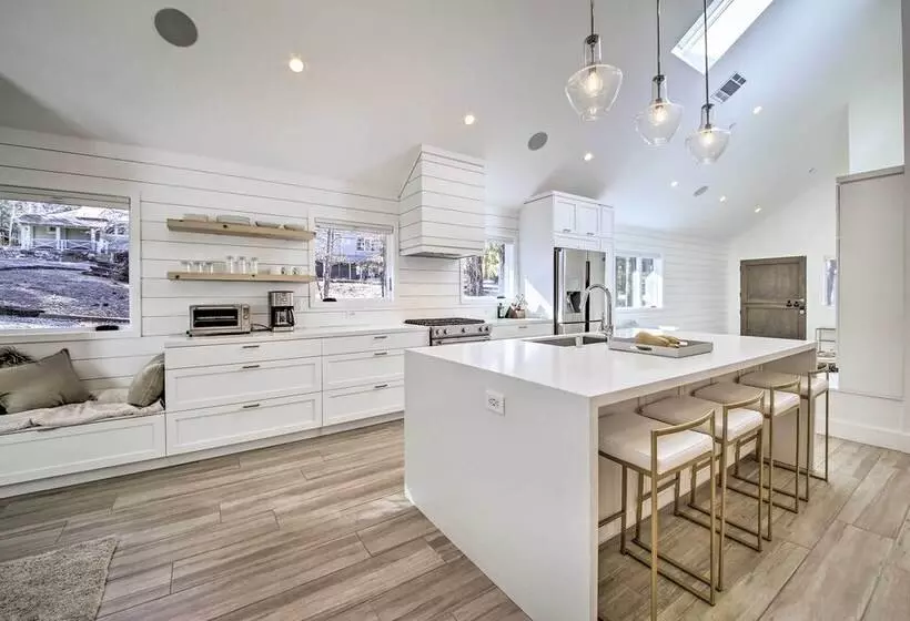 Half Mi To Big Bear Lake: Modern Home W/ Deck