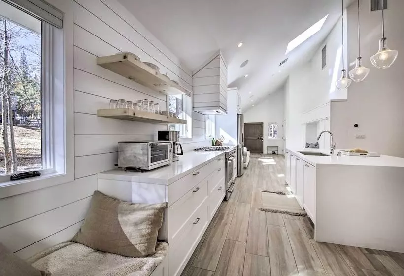 Half Mi To Big Bear Lake: Modern Home W/ Deck