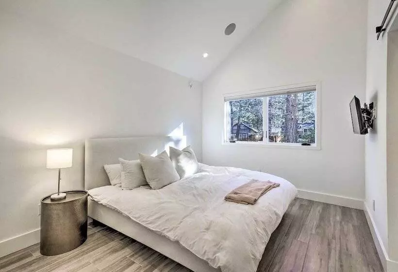 Half Mi To Big Bear Lake: Modern Home W/ Deck