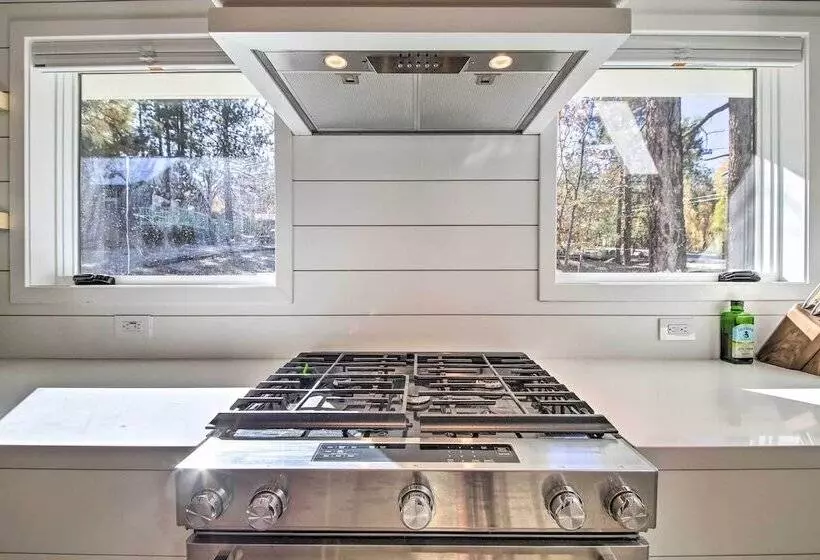 Half Mi To Big Bear Lake: Modern Home W/ Deck