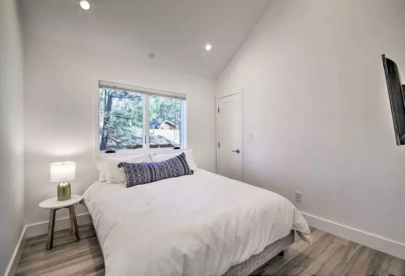 Half Mi To Big Bear Lake: Modern Home W/ Deck