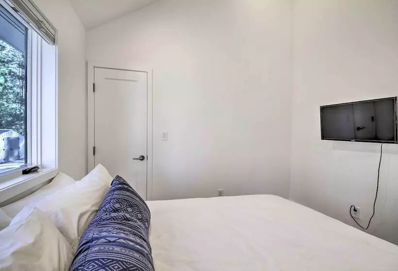 Half Mi To Big Bear Lake: Modern Home W/ Deck