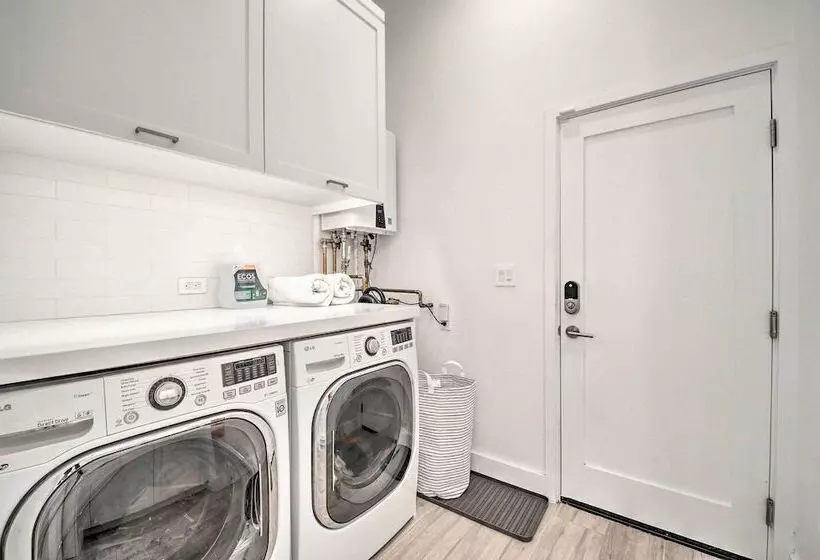 Half Mi To Big Bear Lake: Modern Home W/ Deck