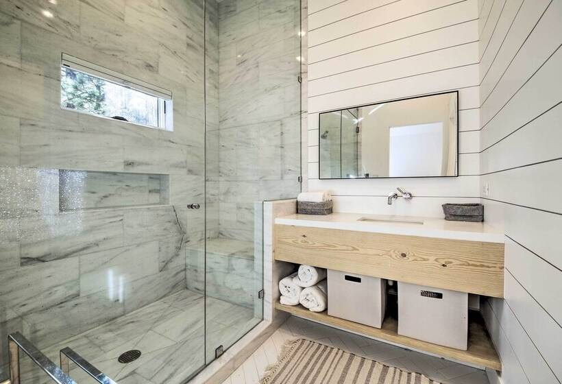 Half Mi To Big Bear Lake: Modern Home W/ Deck