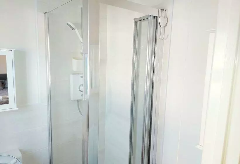 Majatalo Room In Guest Room   Ensuite Double Room, Full Kitchen, In 3 Bed Home