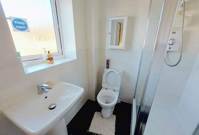 Majatalo Room In Guest Room   Ensuite Double Room, Full Kitchen, In 3 Bed Home