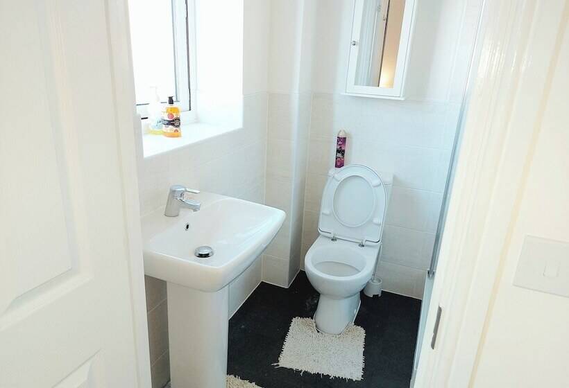 ペンション Room In Guest Room   Ensuite Double Room, Full Kitchen, In 3 Bed Home