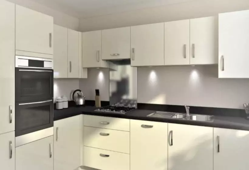 Majatalo Room In Guest Room   Ensuite Double Room, Full Kitchen, In 3 Bed Home