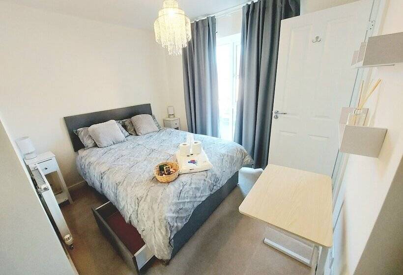 ペンション Room In Guest Room   Ensuite Double Room, Full Kitchen, In 3 Bed Home