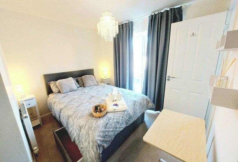 ペンション Room In Guest Room   Ensuite Double Room, Full Kitchen, In 3 Bed Home