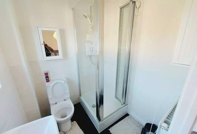 Majatalo Room In Guest Room   Ensuite Double Room, Full Kitchen, In 3 Bed Home