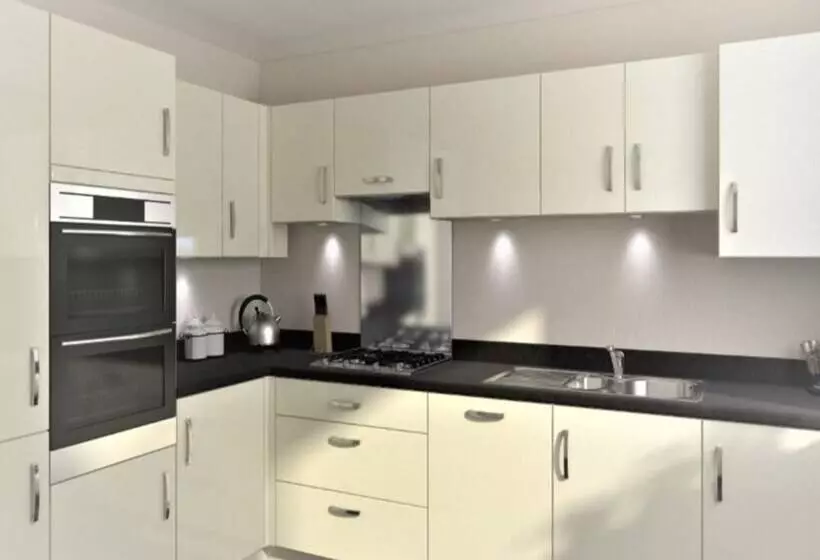 Majatalo Room In Guest Room   Ensuite Double Room, Full Kitchen, In 3 Bed Home