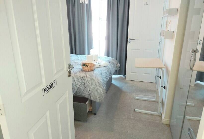 ペンション Room In Guest Room   Ensuite Double Room, Full Kitchen, In 3 Bed Home