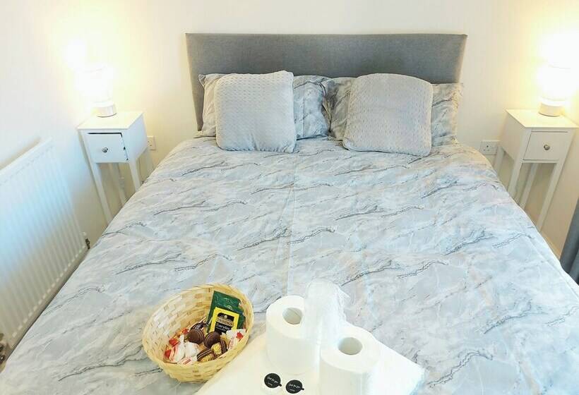 ペンション Room In Guest Room   Ensuite Double Room, Full Kitchen, In 3 Bed Home