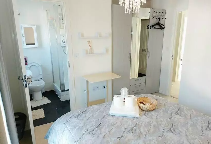 Majatalo Room In Guest Room   Ensuite Double Room, Full Kitchen, In 3 Bed Home