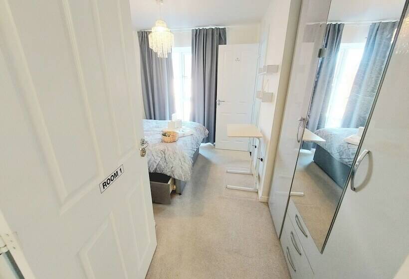 ペンション Room In Guest Room   Ensuite Double Room, Full Kitchen, In 3 Bed Home