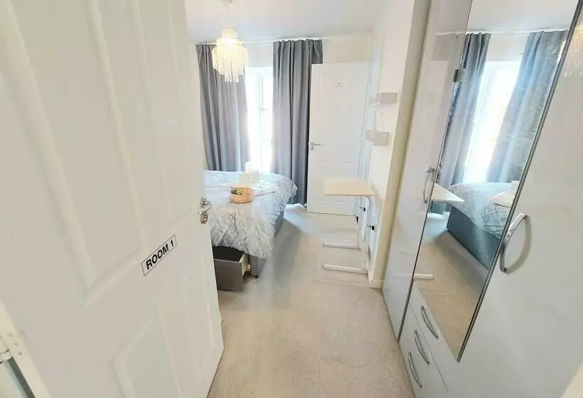 Majatalo Room In Guest Room   Ensuite Double Room, Full Kitchen, In 3 Bed Home