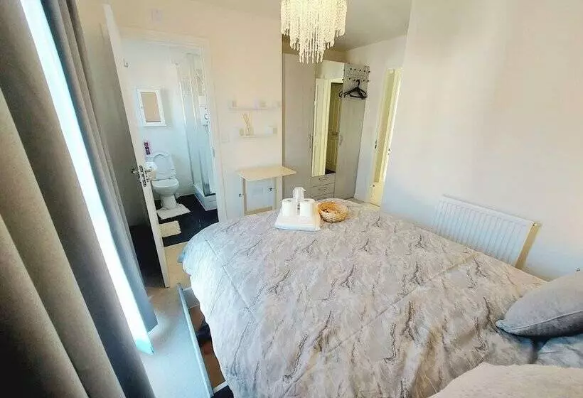 Majatalo Room In Guest Room   Ensuite Double Room, Full Kitchen, In 3 Bed Home